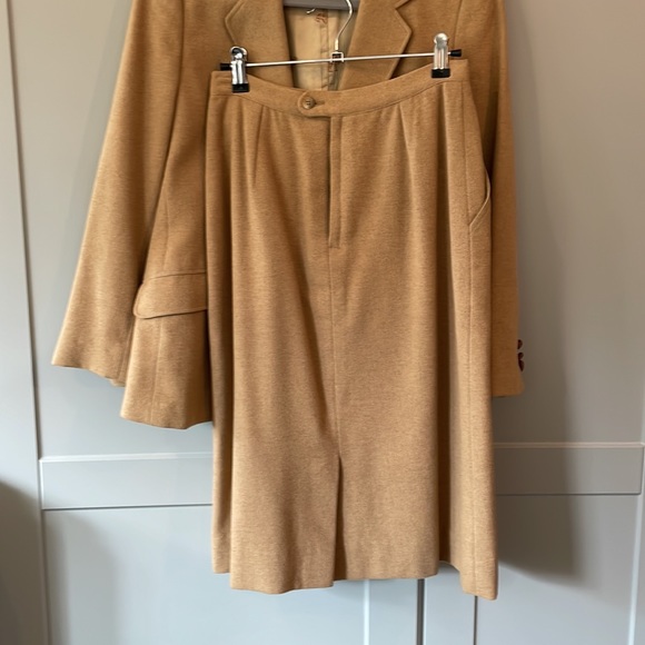 Jos.A Bank executive collection camel hair skirt and blazer suit set - Picture 5 of 10